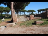 01712 ostia - regio ii - insula vii - piazzale delle corporazioni (ii,vii,4) - oestlicher porticus - gesehen vom theater.jpg